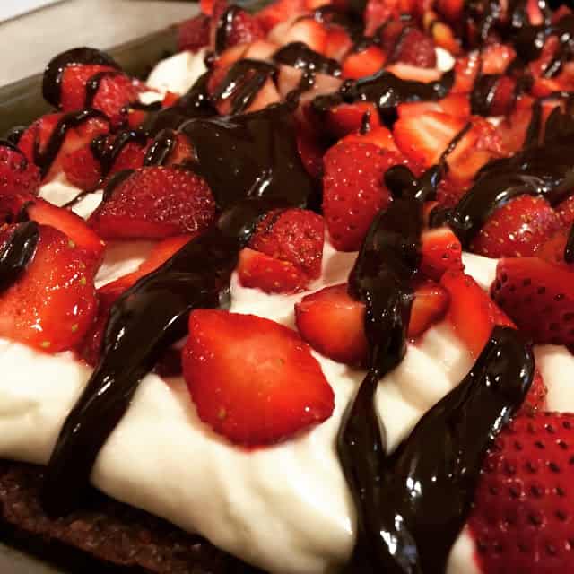 http://www.carissashaw.com/2014/06/double-chocolate-strawberry-pizza.html