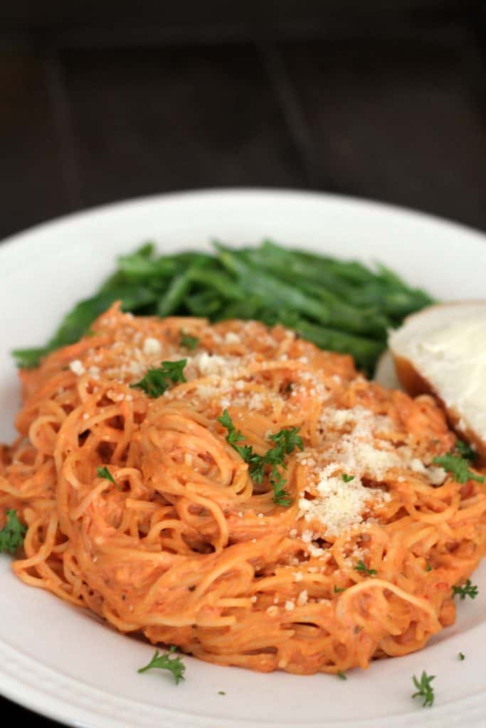 One Pot Creamy Spaghetti - A whole meal for $1.47 per person! #30MinuteMeal #WorkingMom #DinnerRecipe #SpaghettiRecipe #CreamySpaghetti #OnePotSpaghetti #Pasta | 30 Minute Meals | Quick Dinner | Cheap Recipe | Thrifty Meals | What to Cook When You Are Broke