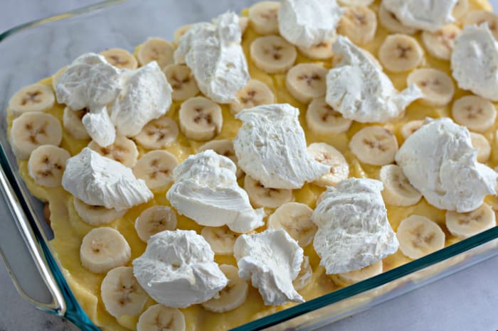 dollops of no-bake cheesecake over the bananas